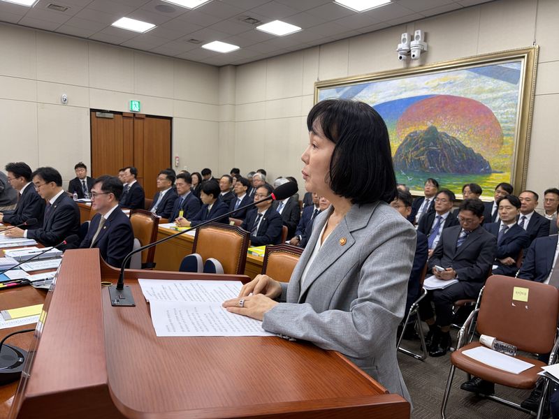 13일 국회 정무위원회 국정감사에서 조정훈 국민의힘 의원은 "기업에 대해서는 최대 매출액의 10%에 달하는 과징금 처벌과 피해보상을 요구하묜서 공공기관의 개인정보 유출은 유야무야 넘어가니 기업들이 억울해 한다"며 "공공기관의 정보유출에 대한 피해자 보상 방안에 대해 종합감사 이전까지 대책을 제출하라"고 요청했다. 송경희 개인정보위원장이 정무위원회 개인정보위 국정감사에서 발언을 하고 있다. /사진=뉴스1