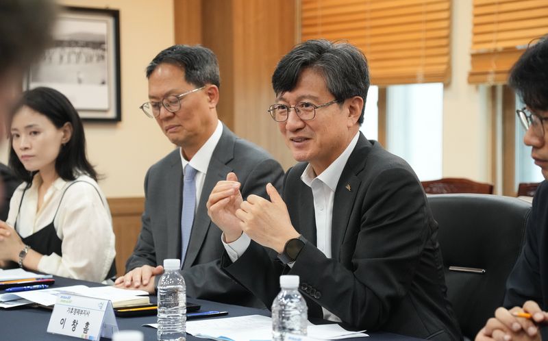 이창흠 제주도 기후경제부지사가 13일 제주도청 백록홀에서 열린 '2028 G20 정상회의 제주 유치 호텔업계 간담회'에서 발언하고 있다. 제주도는 호텔을 찾는 국내외 이용객을 대상으로 유치 홍보를 확대하는 방안도 검토하고 있다. 사진=제주특별자치도