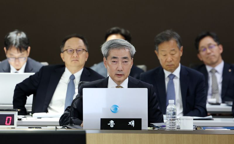 신현송 한국은행 총재가 지난 12일 서울 중구 한국은행에서 열린 국회 재정경제기획위원회 국정감사에서 의원 질의에 답변하고 있다. 뉴시스