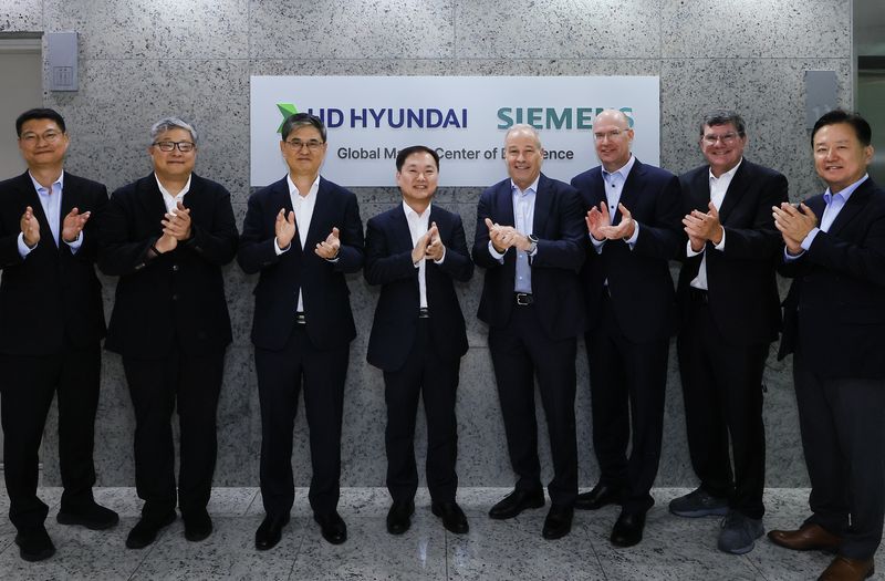 김형관 HD한국조선해양 대표(왼쪽 네번째), 로버트 존스 지멘스 최고수익책임자(왼쪽 다섯번째)를 비롯한 양사 관계자들이 13일 부산 해운대구에서 열린 '글로벌마린센터(Global Marine Center)' 개소식에서 기념 촬영을 하고 있다. HD현대 제공