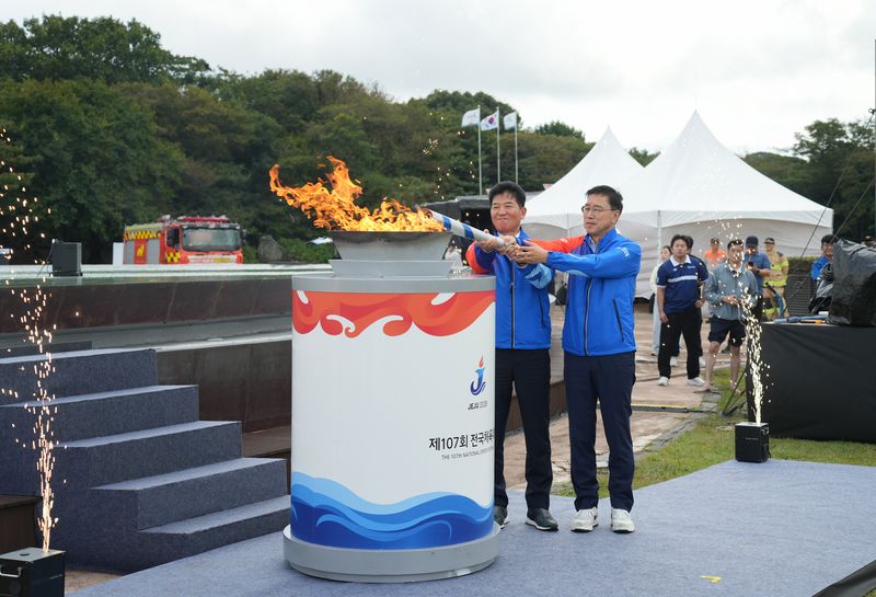 13일 제주시 조천읍 제주돌문화공원에서 열린 제107회 전국체육대회 특별 성화 채화식에서 위성곤 제주도지사와 송영훈 제주도의회 의장이 횃불로 성화대를 밝히고 있다. 이날 채화된 특별 성화는 14일 강화도 마니산에서 채화한 공식 성화와 합쳐져 제주 전역으로 봉송된다. 사진=제주특별자치도