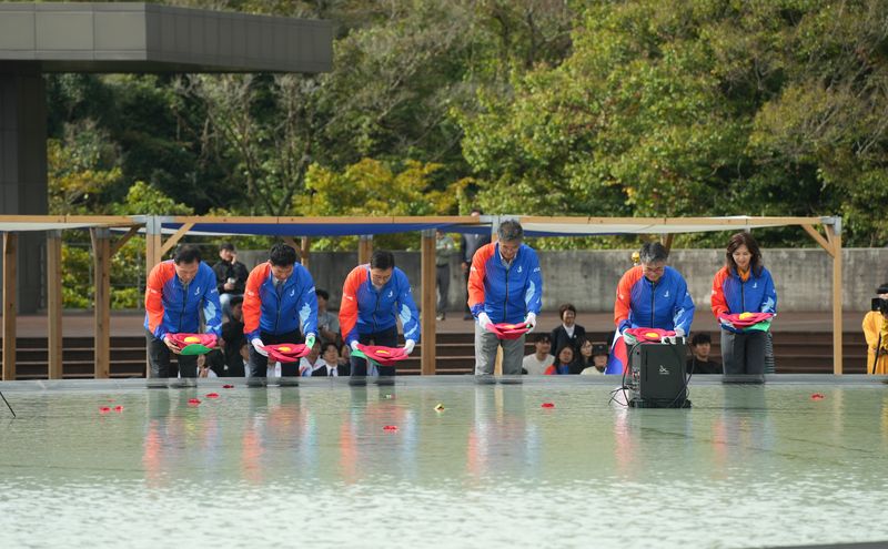 13일 제주돌문화공원 하늘연못에서 열린 전국체전 특별 성화 채화식에서 위성곤 제주도지사와 송영훈 제주도의회 의장 등 참석자들이 꽃 모양 장식을 연못 수면에 놓고 있다. 제주 창조신화를 소재로 한 이날 행사에는 문화공연과 특별 성화 채화가 이어졌다. 사진=제주특별자치도