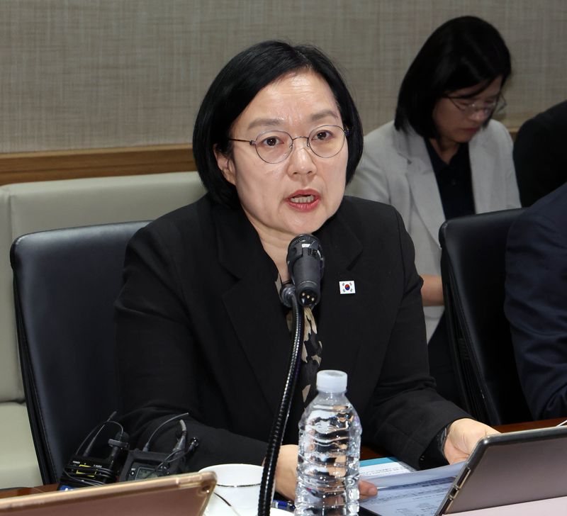 [서울=뉴시스] 청사사진기자단 = 한성숙 국무총리가 12일 서울 동작구 보라매병원에서 생명지킴 현장행보 중 보라매병원 의료진과 간담회를 하고 있다. 2026.10.12. chocrystal@newsis.com