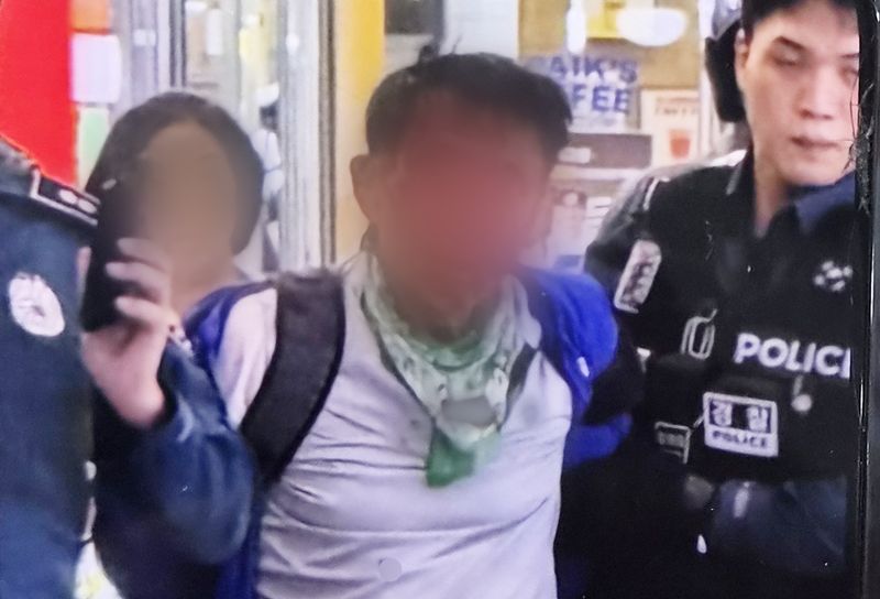 13일 오후 인천 남동구 홈플러스 푸드코트에서 50대 남성이 흉기 난동을 벌여 1명이 심정지 상태에 빠지는 등 마트 및 영화관 이용객 8명이 다쳤다. 사진은 경찰에 제압된 피의자 모습. 2026.10.13 /사진=뉴스1