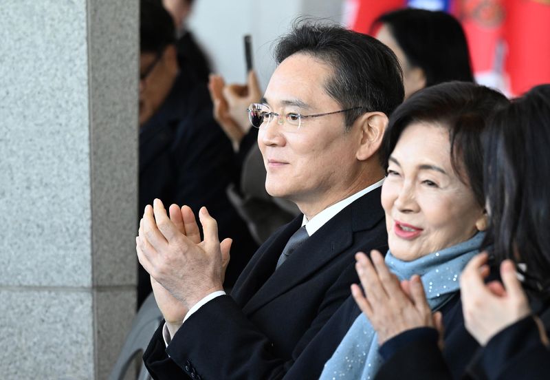 [창원=뉴시스] 차용현 기자 = 이재용 삼성전자 회장이 28일 경남 창원시 진해구 해군사관학교 연병장에서 열린 제139기 해군·해병대 사관후보생 수료 및 임관식에 홍라희 삼성미술관 리움 명예관장과 함께 참석해 자리하고 있다. 이날 이 회장 아들 이지호 씨가 해군 장교로 임관했다. (공동취재) 2025.11.28. photo@newsis.com