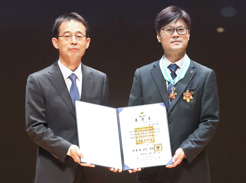 13일 제21회 '전자·IT의 날' 은탑산업훈장을 수상한 LG이노텍 조지태 전무(오른쪽)가 기념촬영을 하고 있다. LG이노텍 제공
