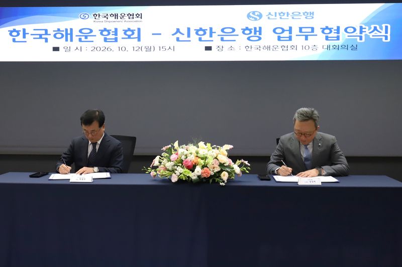 박정석 해운협회 회장(왼쪽)과 정상혁 신한은행 행장이 지난 12일 친환경 선대 전환 및 해운·금융 상생 발전을 위한 업무협약식에서 서명하고 있다. 한국해운협회 제공
