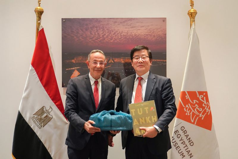 국립농업박물관 오경태 관장(오른쪽)이 이집트 대박물관 아흐메드 고네임 관장과 지난 2월 이집트 대박물관에서 기념촬영을 하고 있다. 국립농업박물관 제공