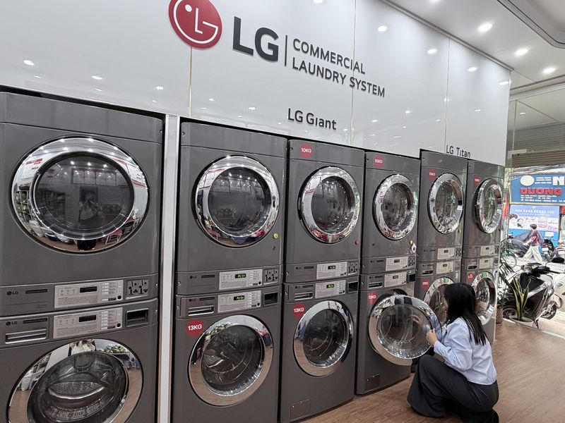 지난 12일 찾은 베트남 하노이 빈흥 지구에 위치한 LG전자의 스마트 세탁소 '비 런드리' 매장에서 20대 여성 늉씨가 세탁 후 빨랫감을 확인하고 있다. 사진=김준석 특파원