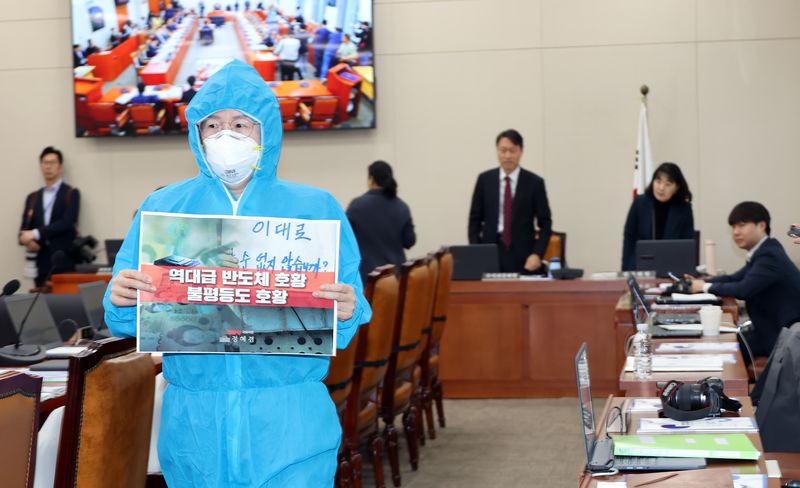 방진복 입고 국감장 나온 정혜경 의원 진보당 정혜경 의원이 13일 국회에서 열린 기후에너지환경노동위원회의 고용노동부에 대한 국정감사에서 반도체 협력업체 직원이 착용하는 방진복을 입고 입장하고 있다. 연합뉴스