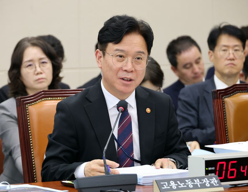 김영훈 고용노동부 장관이 13일 국회에서 열린 기후에너지환경노동위원회 국정감사에서 위원 질문에 답하고 있다. 연합뉴스
