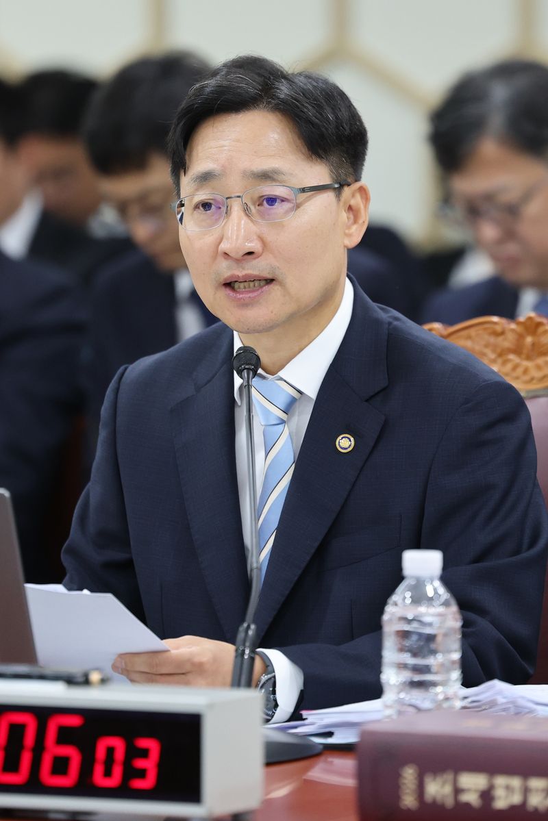 임광현 국세청장이 13일 정부세종2청사에서 열린 국회 재정경제기획위원회의 국세청 국정감사에서 위원 질의에 답하고 있다. 연합뉴스