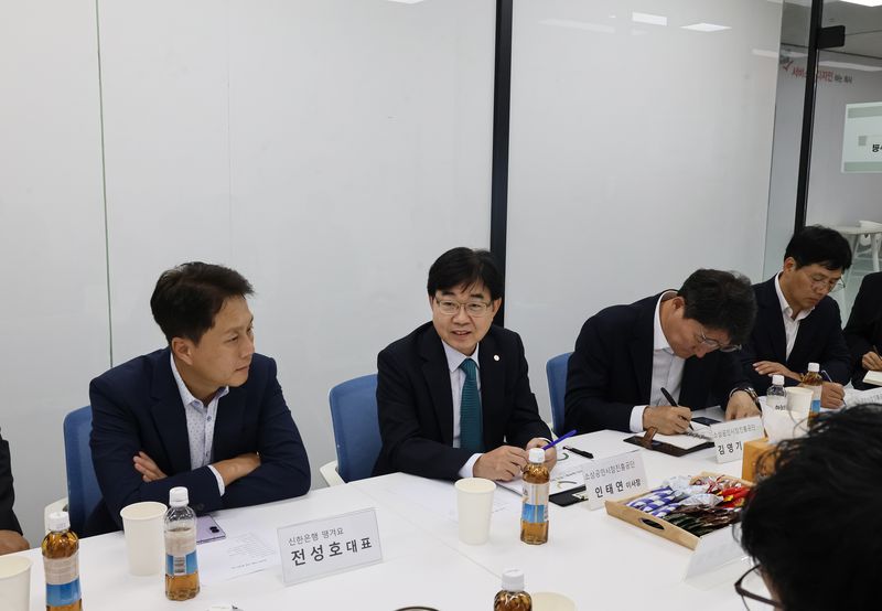 인태연 소상공인시장진흥공단 이사장(왼쪽 두번째)이 지난 12일 열린 상생배달앱 정책 간담회에서 발언하고 있다. 소진공 제공