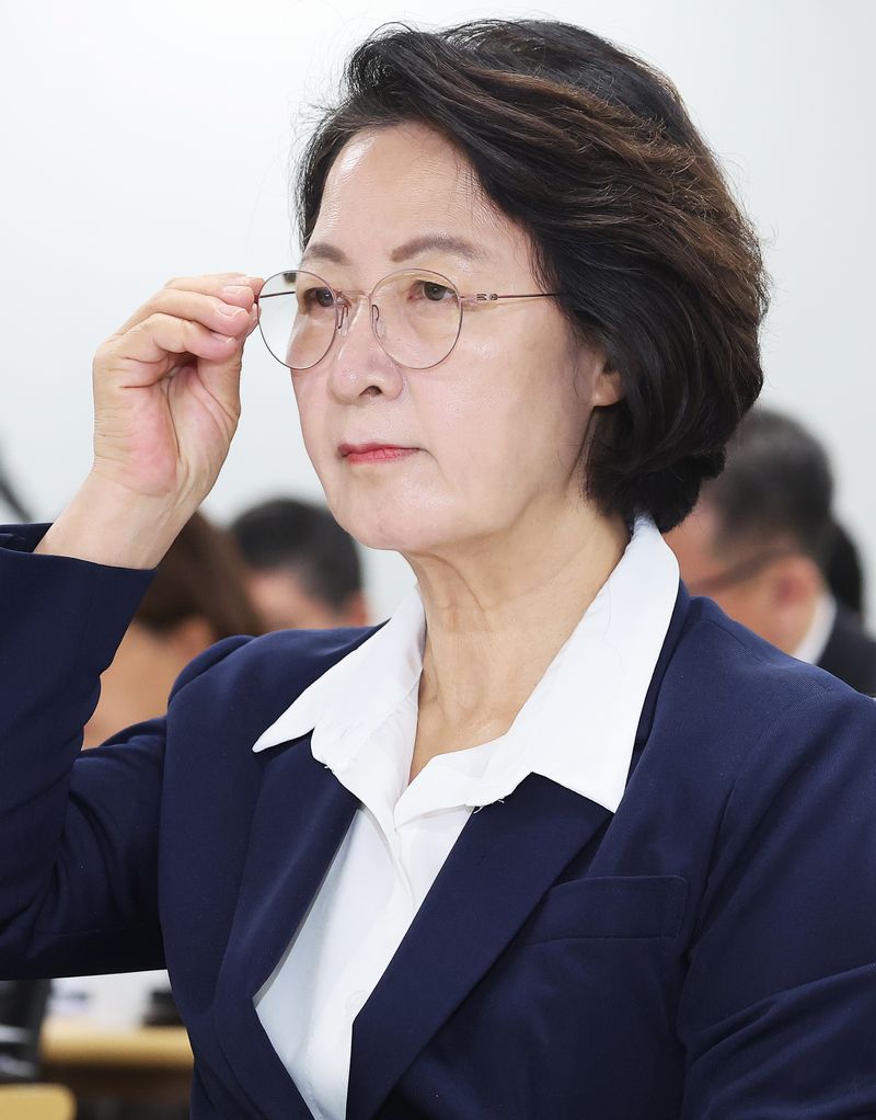 추미애 경기도 지사가 13일 경기 수원 경기도청에서 열린 국회 행정안전위원회의 경기도 국정감사에서 안경을 고쳐 쓰고 있다. 연합뉴스