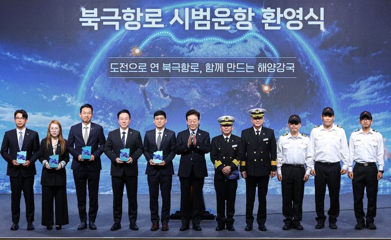 이재명 대통령이 13일 부산에서 열린 북극항로 시범운항 환영식에 참석, 팬스타 아크로호 승선원 및 감사패 수상자들과 기념촬영을 하고 있다. 팬스타 아크로호는 한국 컨테이너선 최초로 북극항로 항해를 마치고 지난 11일 부산항에 입항했다. 연합뉴스
