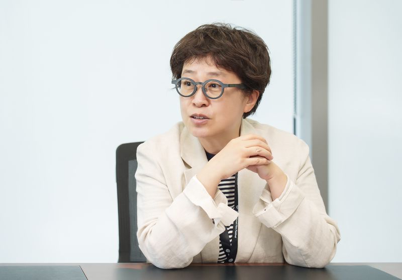 김정아 이노션 대표가 지난 12일 부산 벡스코에서 영화 제작 플랫폼 '시네마 바이 브랜드'에 대해 설명하고 있다. 이노션 제공