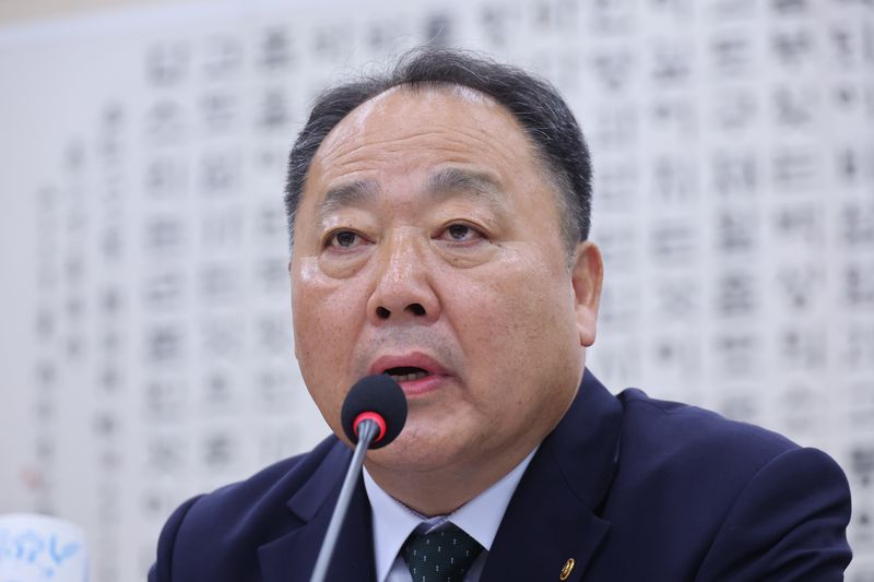 손인혁 헌법재판소 사무처장이 13일 서울 여의도 국회에서 열린 법제사법위원회의 헌법재판소 등에 대한 국정감사에서 의원 질의에 답변하고 있다. 뉴스1