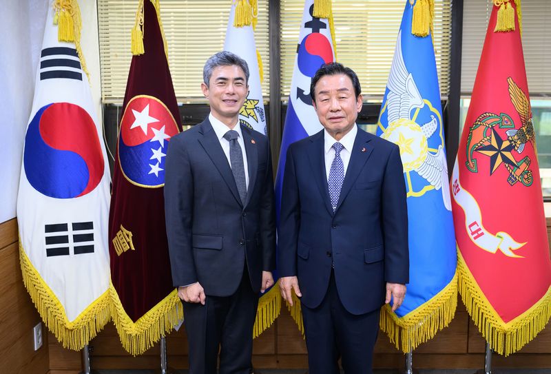 [서울=뉴시스] 황준선 기자 = 강신철(왼쪽) 국방부 장관이 13일 서울 서초구 성우회를 방문해 박인용 성우회장과 기념촬영을 하고 있다. (사진=국방부 제공) 2026.10.13. photo@newsis.com *재판매 및 DB 금지