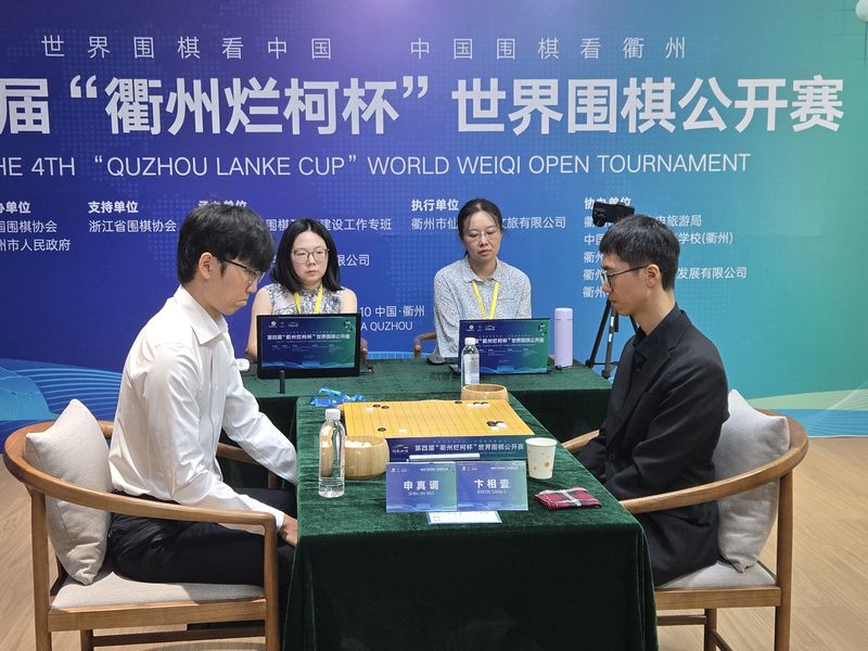 [서울=뉴시스] 신진서 9단(왼쪽), 변상일 9단과의 제4회 취저우 란커배 세계바둑오픈전 결승 3번기 1국에서 192수 만에 백 불계승. (사진=한국기원 제공) *재판매 및 DB 금지