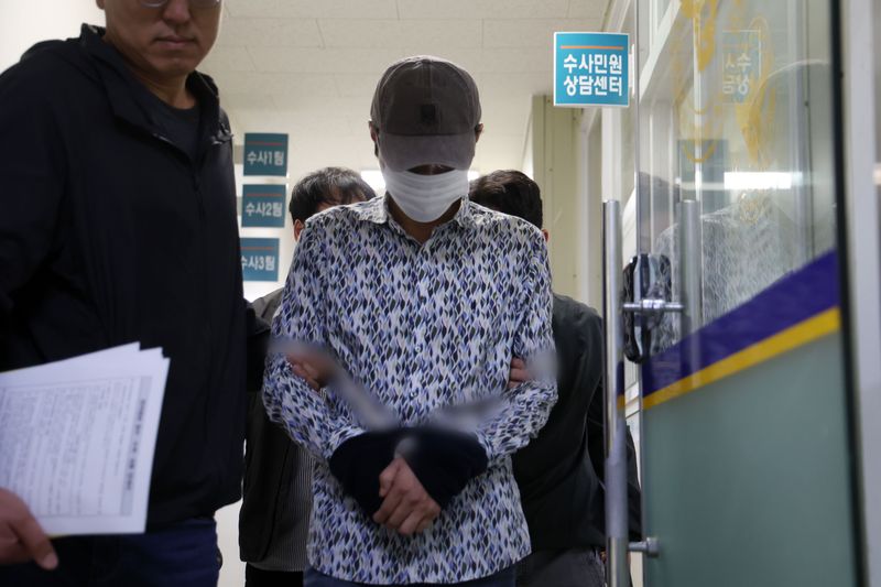 나주 부부 살인사건 피의자 50대 A 씨가 8일 경찰 조사를 위해 광주 동부경찰서를 빠져 나와 나주경찰서로 호송되고 있다. 2026.10.8 ⓒ 뉴스1 이승현 기자