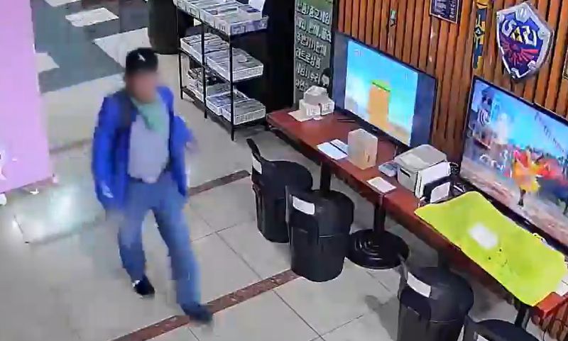 13일 오후 인천 남동구 홈플러스 푸드코트에서 50대 남성이 흉기 난동을 벌여 1명이 심정지 상태에 빠지는 등 마트 및 영화관 이용객 8명이 다쳤다. 사진은 건물 2층 식당가 CCTV에 담긴 피의자 모습. /사진=뉴스1