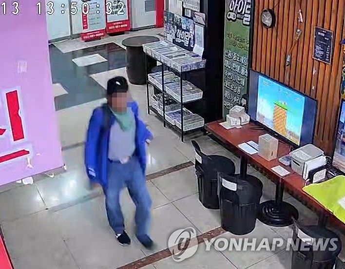 CCTV 속 인천 흉기난동 피의자 (출처=연합뉴스)