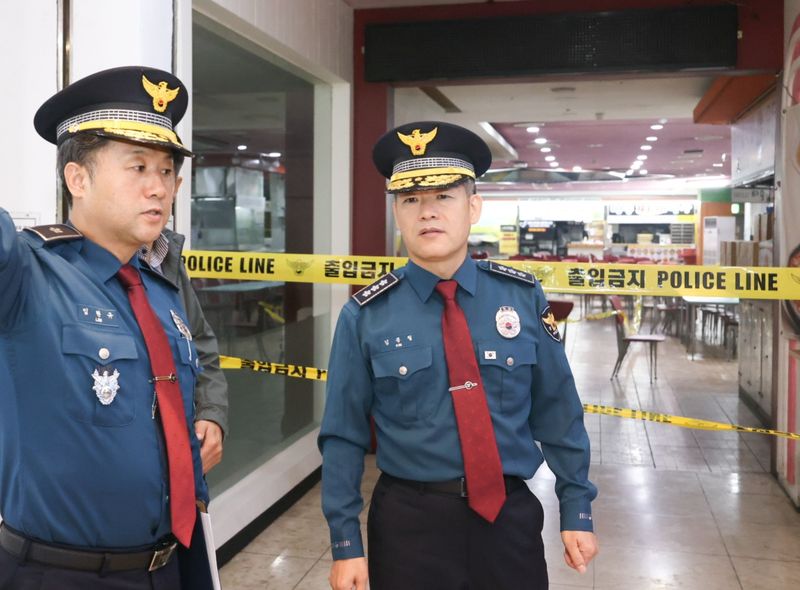 김종철 경찰청장 직무대행(오른쪽)이 13일 인천 남동구 구월동의 흉기난동 사건 현장을 찾아 경찰 관계자로부터 현장 상황에 대한 설명을 듣고 있다. 경찰청 제공