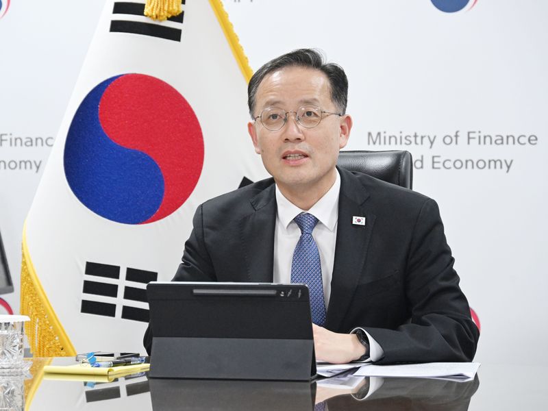 이형일 부총리 겸 재정경제부 장관이 13일 오후 서울 종로구 정부서울청사에서 스콧 베센트 미국 재무장관과 화상면담을 하고 있다. 뉴스1