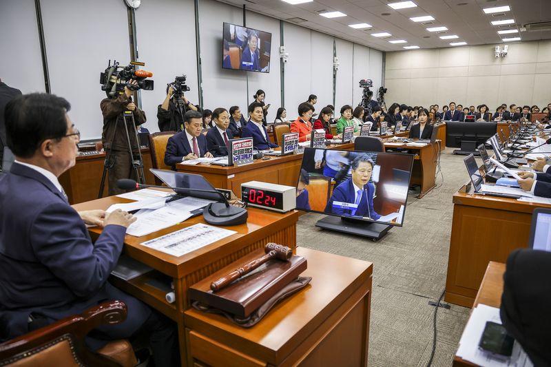 [서울=뉴시스] 정병혁 기자 = 13일 서울 여의도 국회에서 열린 국회 보건복지위원회의 식약처 등에 대한 국정감사에서 국민의힘 의원들 자리에 증인 채택 관련 피켓이 붙어 있다. 2026.10.13. jhope@newsis.com