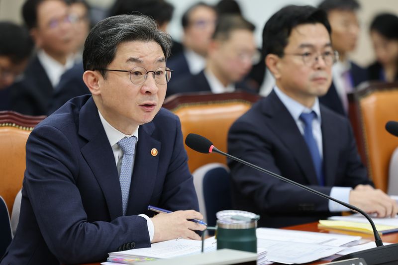 이억원 금융위원장이 8일 서울 여의도 국회에서 열린 정무위원회 국정감사에 출석해 의원 질의에 답하고 있다. 2026.10.8 ⓒ 뉴스1 김도우 기자