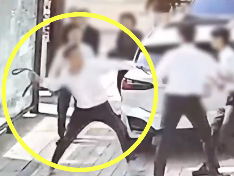 지난 12일 서울 용산구 한남동의 한 외제차 매장 앞에서 50대 남성 A씨가 허리띠를 휘둘러 직원을 폭행하는 모습. /사진=YTN