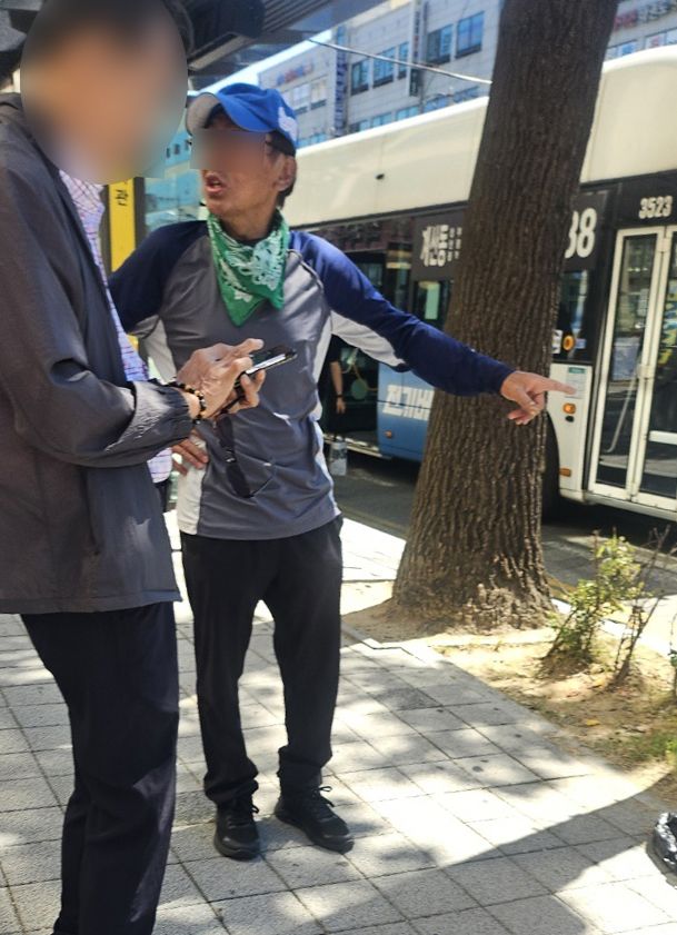 지난 13일 인천 남동구 구월동의 한 마트 식당가에서 흉기난동 사건이 발생했다. 사진은 지난달 15일 인천의 한 병원 앞에서 1인 시위를 벌이는 흉기난동 사건의 피의자 최모씨. 뉴시스