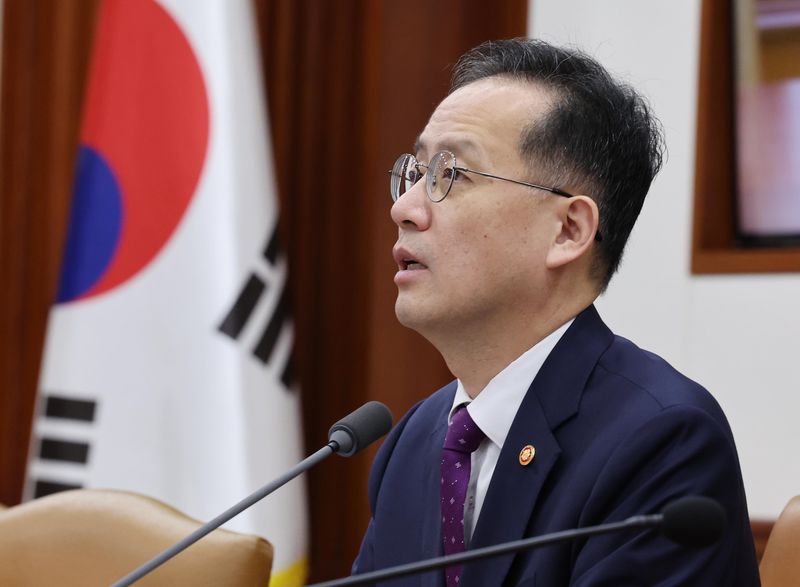 이형일 부총리 겸 재정경제부 장관이 14일 서울 종로구 정부서울청사에서 비상경제본부회의 겸 경제관계장관회의 겸 서비스산업발전TF를 주재하고 있다. 뉴스1