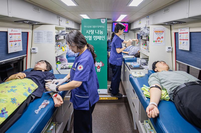 지난 13일 하나금융그룹 임직원들이 서울 중구 하나금융 명동사옥에서 진행된 헌혈 캠페인에 참여하고 있다. 하나금융그룹 제공