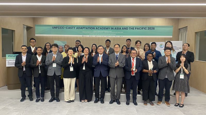 지난 8월28일 서귀포시 중문관광단지 제주국제평화센터 내 UNITAR 제주국제연수센터에서 열린 '2026 UNFCCC-CASTT 아시아·태평양 기후변화 적응 아카데미' 참가자들이 기념촬영을 하고 있다. 제주도는 16년간 축적한 국제연수 경험을 글로벌 AI 허브 유치의 강점으로 제시하고 있다. 사진=정용복 기자