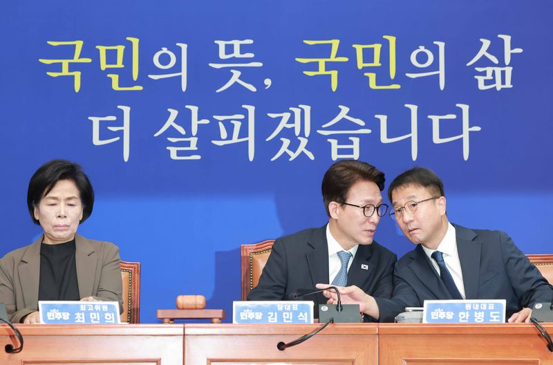김민석 더불어민주당 대표와 한병도 원내대표가 14일 국회에서 열린 최고위원회의에서 대화하고 있다. 연합뉴스