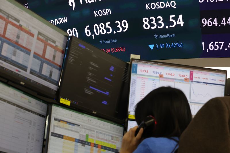 14일 오전 서울 중구 하나은행 딜링룸에서 딜러들이 업무를 보고 있다. 뉴시스