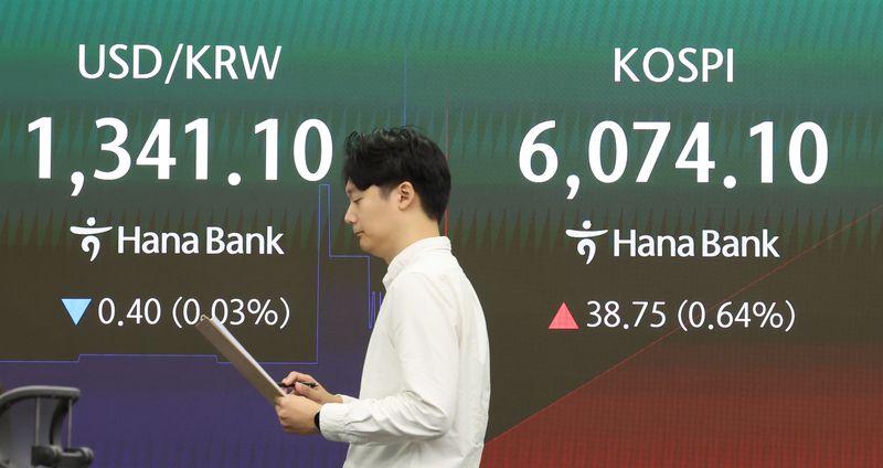 14일 오전 서울 중구 하나은행 딜링룸에서 딜러들이 업무를 보고 있다. 뉴시스