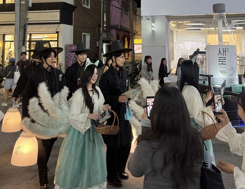 새로 직원들이 지난 9일 강남, 홍대 등 주요 상권에서 '저승까지 반한 새로' 거리 행진 캠페인을 진행하고 있다. 롯데칠성음료 제공
