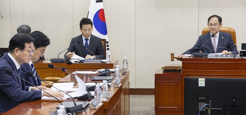 국회 국방위원회 법률안심사소위원회 위원장인 국민의힘 임종득 의원이 14일 국회에서 법안심사소위에서 국회에 제출된 북한 지뢰 폭발 사고에 대한 결의안을 상정하고 있다. 연합뉴스