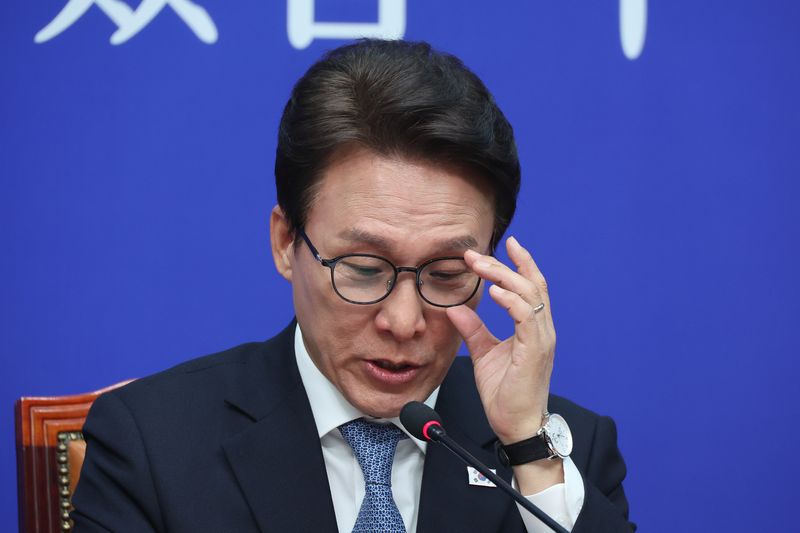김민석 더불어민주당 대표가 14일 서울 여의도 국회에서 열린 최고위원회의에서 안경을 고쳐쓰고 있다. 뉴스1