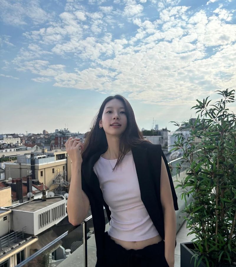 김진경이 우아한 미모를 뽐내며 포즈를 취했다.사진=김진경 인스타그램 캡처