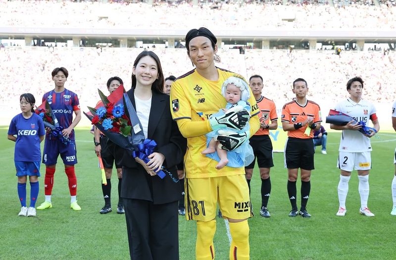 김진경이 남편 김승규, 아이와 함께 경기장에서 행복한 가족사진을 남겼다.사진=김진경 인스타그램 캡처