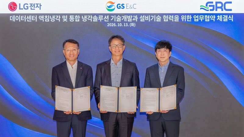 LG전자가 지난 13일 서울 종로구 GS건설 본사에서 GS건설, 미국 GRC와 데이터센터 액침냉각 기술 공동개발을 위한 업무협약을 체결한 가운데 LG전자 ES연구소장 오세기 부사장(왼쪽부터), GS건설 미래기술원장 조성한 부사장, GRC 한국지사장 최동훈 이사 등이 기념촬영을 하고 있다. 사진=LG전자