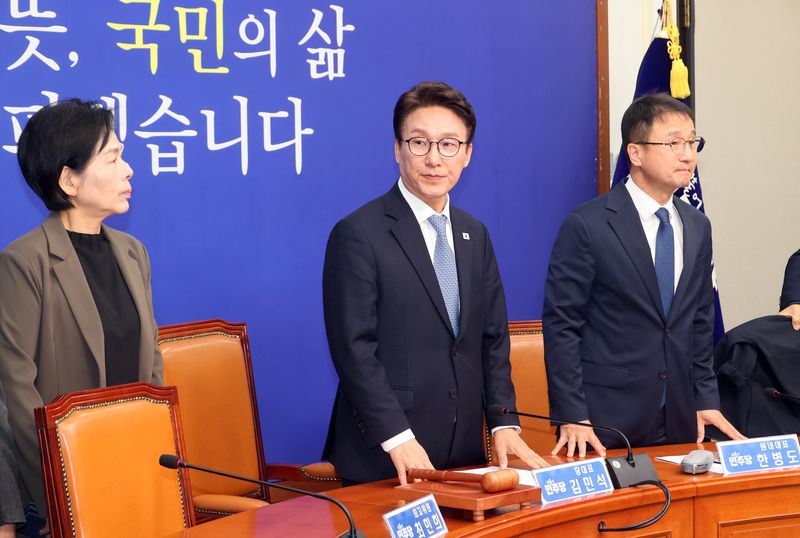 김민석 더불어민주당 대표와 한병도 원내대표가 14일 여의도 국회에서 열린 최고위원회의에 참석 하고 있다. 사진=박범준 기자