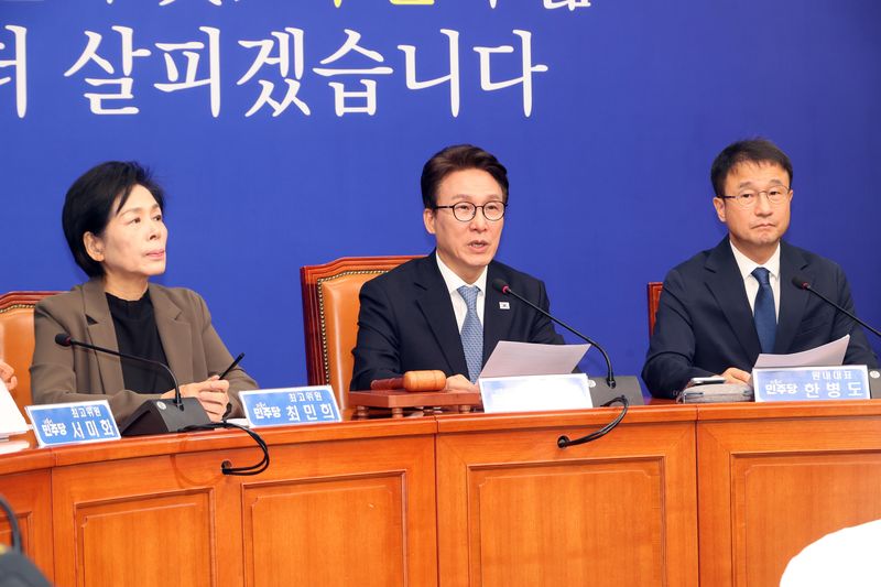 김민석 더불어민주당 대표가 14일 여의도 국회에서 열린 최고위원회의에서 발언을 하고 있다. 사진=박범준 기자