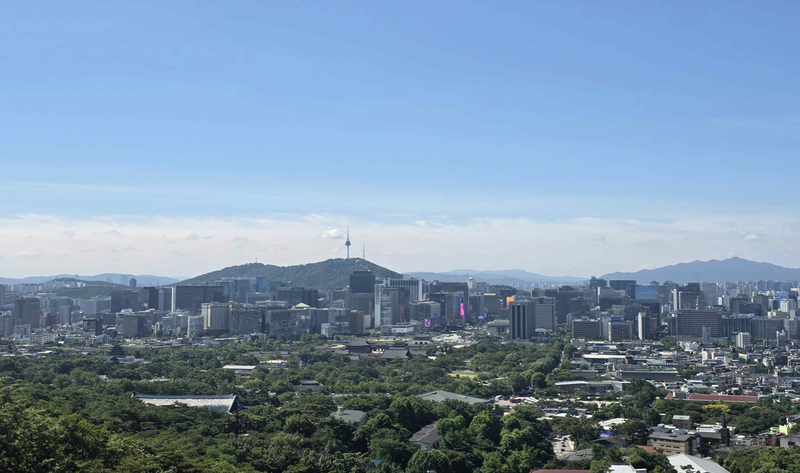 백악산 남서자락 탐방로의 조망점에서 바라본 청와대·경복궁과 남산·서울 도심 전경. 국가유산청 제공