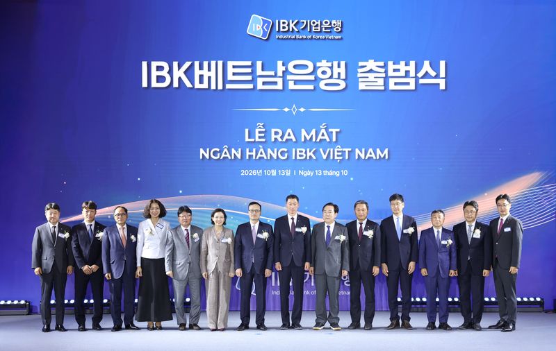 지난 13일(현지시간) 베트남 하노이에서 열린 IBK베트남은행 출범식'에서 이미연 주베트남 한국대사관 대사(왼쪽 여섯번째부터), 팜 꽝 중 베트남 중앙은행 부총재, 장민영 IBK기업은행장, 김기문 중기중앙회 회장이 기념촬영을 하고 있다. IBK기업은행 제공