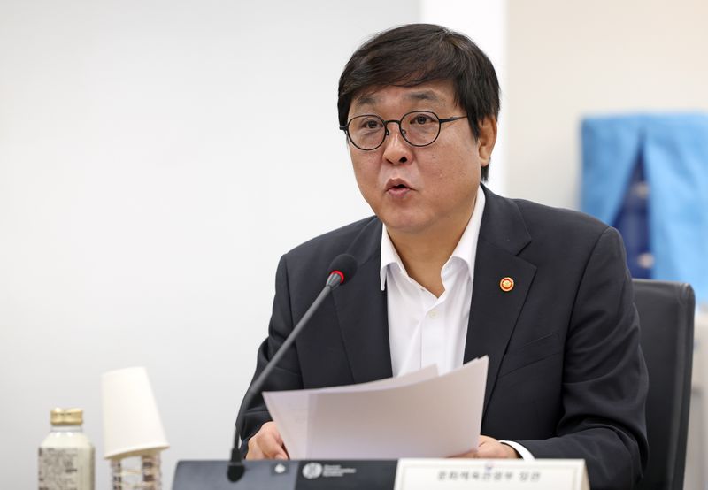 최휘영 문화체육관광부 장관이 14일 서울 종로구 국립현대미술관 서울관에서 문화예술정책자문위원회 뮤지컬 분과 제3차 회의를 주재하고 있다. 문체부 제공