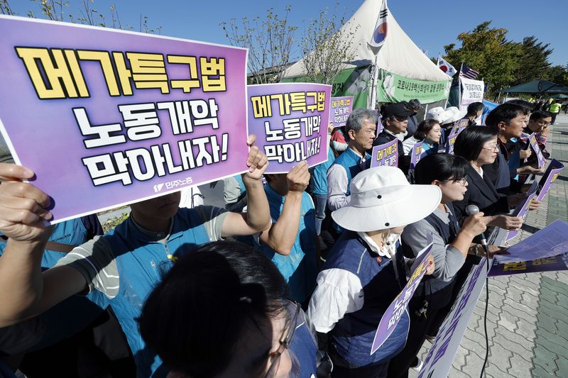 양경수 전국민주노동조합총연맹(이하 민주노총) 위원장과 정혜경 진보당 의원, 노동조합 관계자들이 지난 14일 오전 서울 여의도 국회의사당 앞에서 노동권 후퇴 없는 메가프로젝트·메가특구특별법 추진 및 불평등·양극화 해결과 공공성 강화 촉구 집중 기자회견을 하고 있다. 민주노총은 정부의 3대 메가프로젝트 지원을 위한 메가특구특별법 발의 추진에 주 52시간제 적용 제외, 파견제·기간제 확대 등 노동 특례 철회 등과 함께 최근 반도체 산업 호황 등으로 늘어난 국가 재정이 일자리 안정과 교육·의료·주거·돌봄 등 공공서비스 강화에 쓰여야 한다고